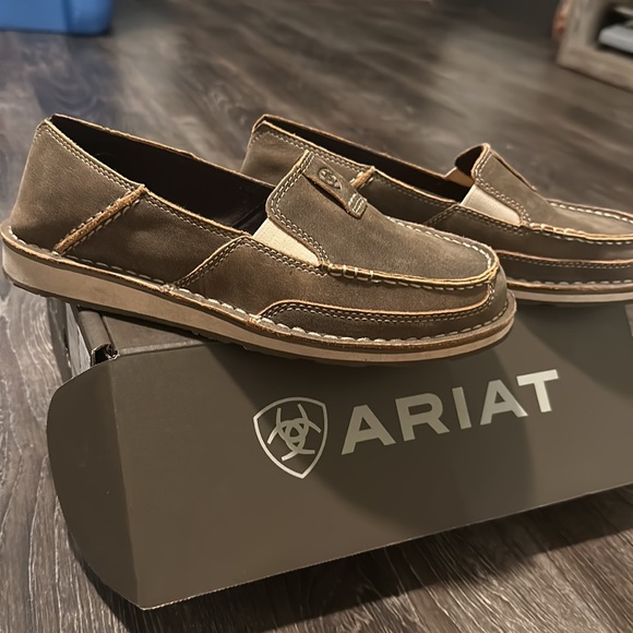 Ariat cruiser brown bomber like new worn once inside - Picture 2 of 4